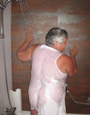 Natural redhead Linda Sweet partakes in golden shower games during a fotoy DP